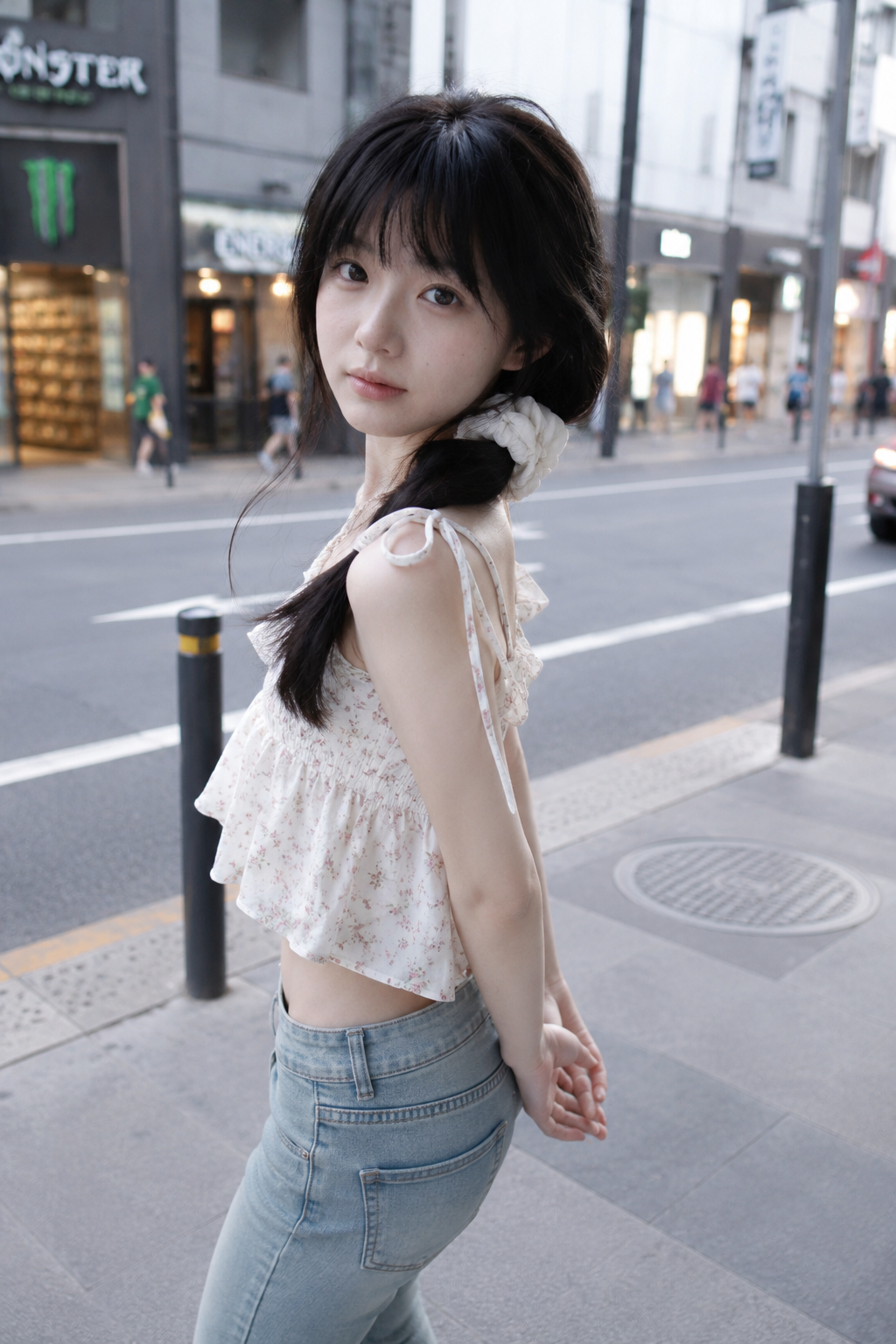 城市街头的松弛感：夏日灵动少女随心动人的灵动瞬间