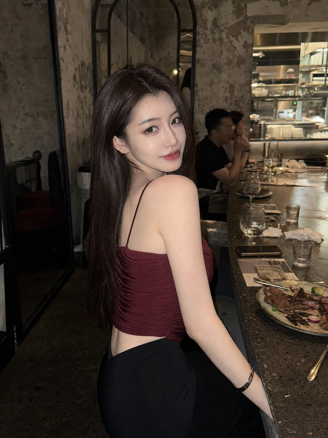 以上传参考图中的成年女性为唯一人物身份锚点，严格…