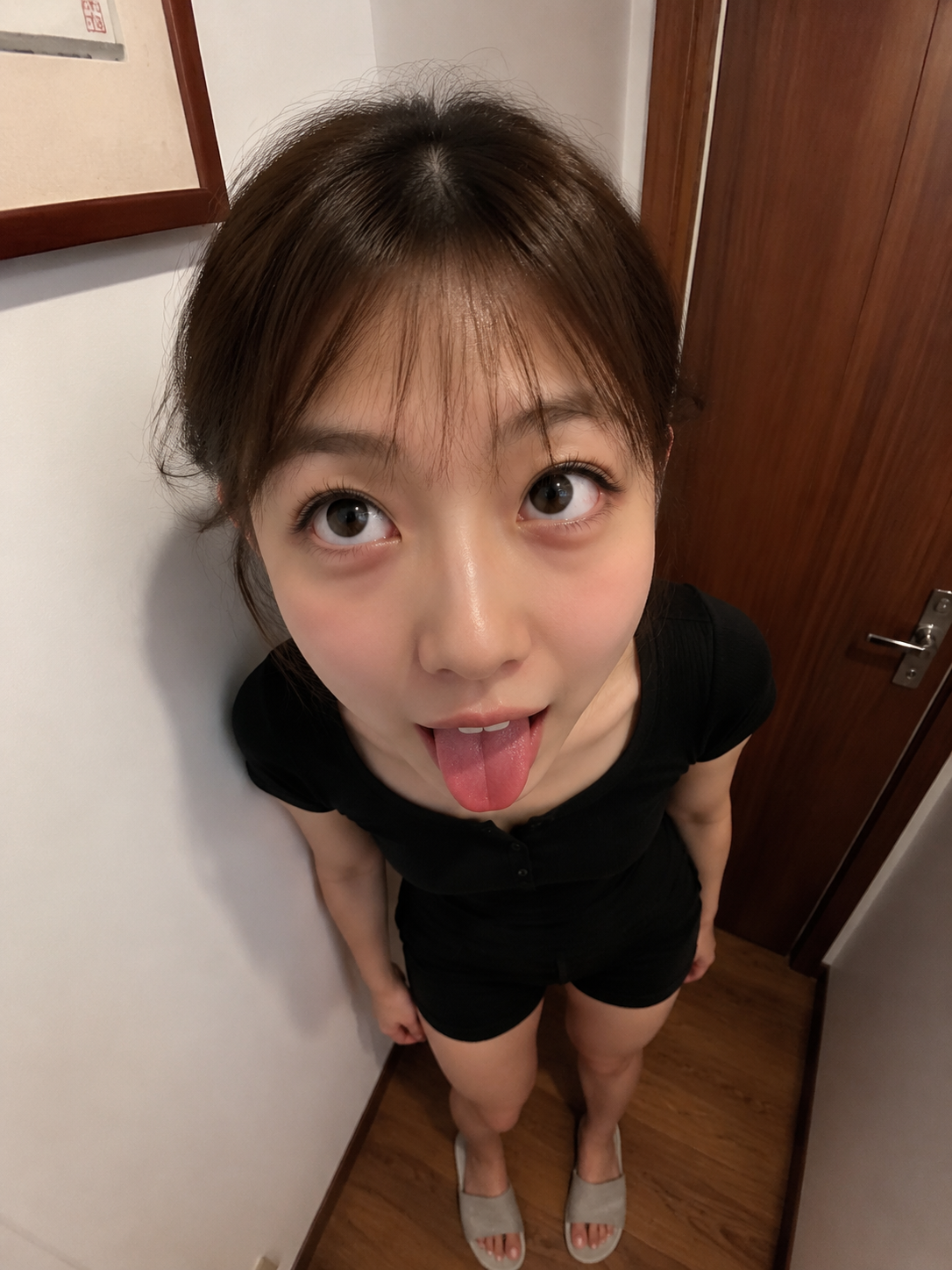 竖版 9:16，真实手机广角抓拍感，一位成年角色…