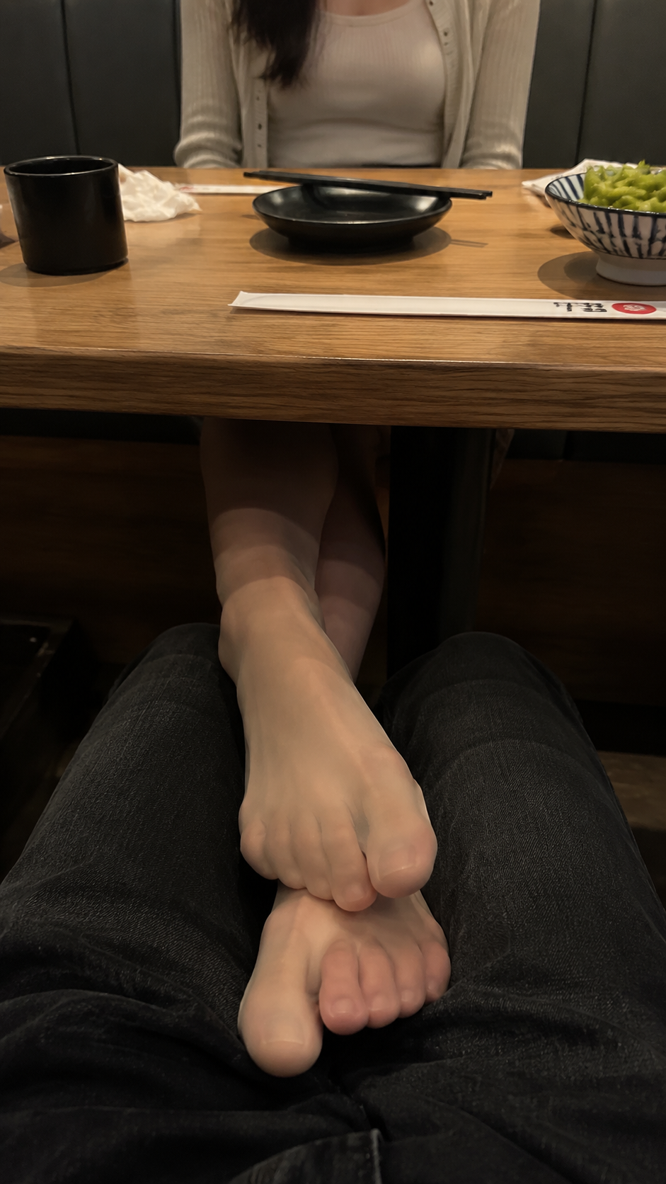 对面美女网红坐在餐桌另一侧的卡座上，身体正对镜头…