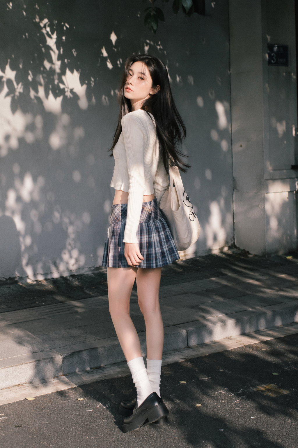场景：阳光洒落的街头，甜酷少女的日常 一位亚洲年…