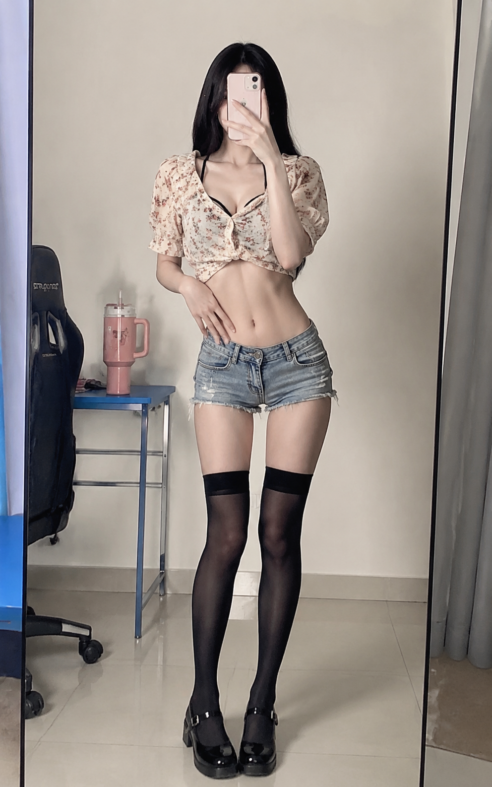具有氛围感美学。画面中的主体是一位小骨架、性感凹…