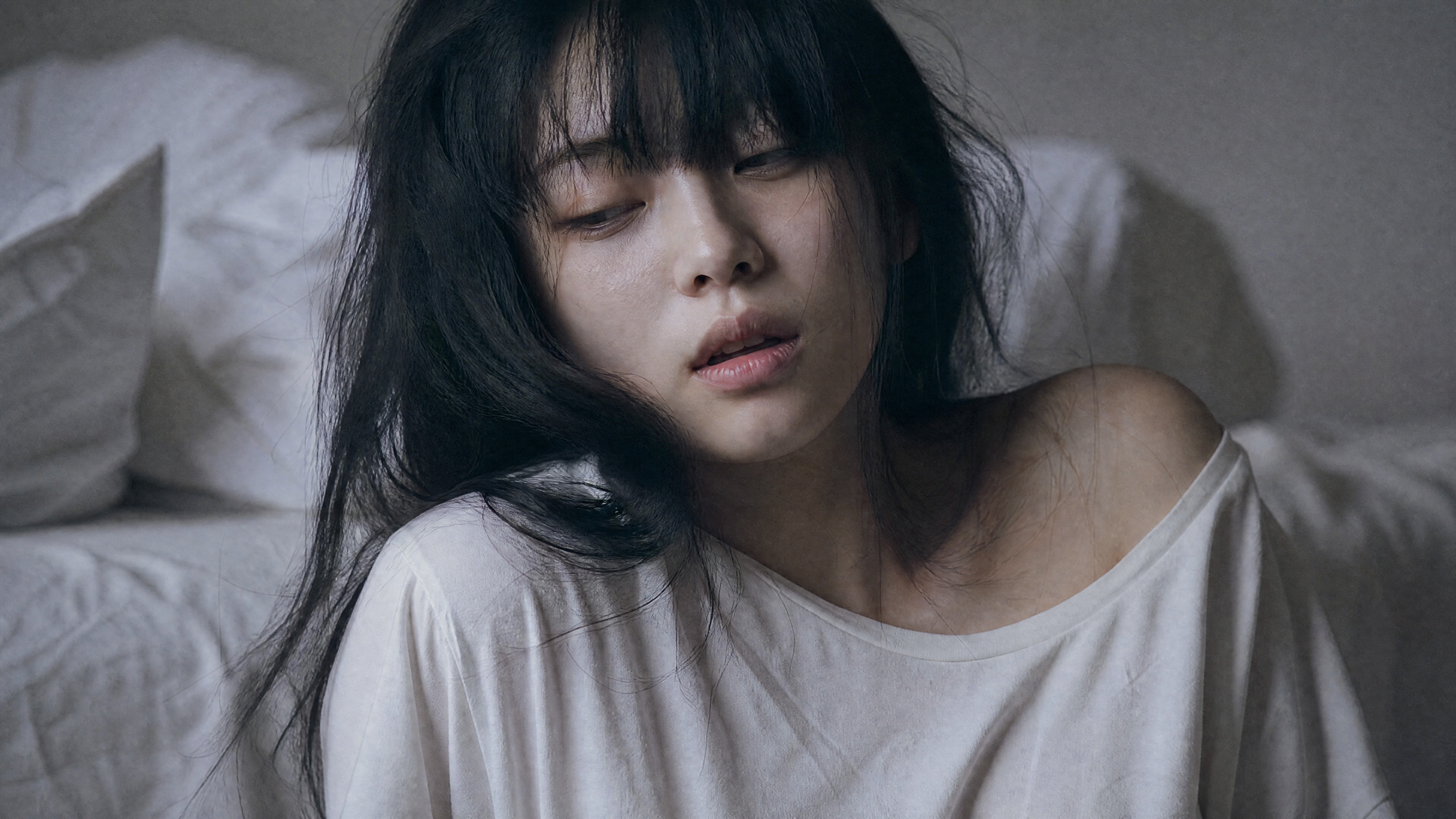 85mm f/1.2 肖像拍摄，一名 20 岁出…