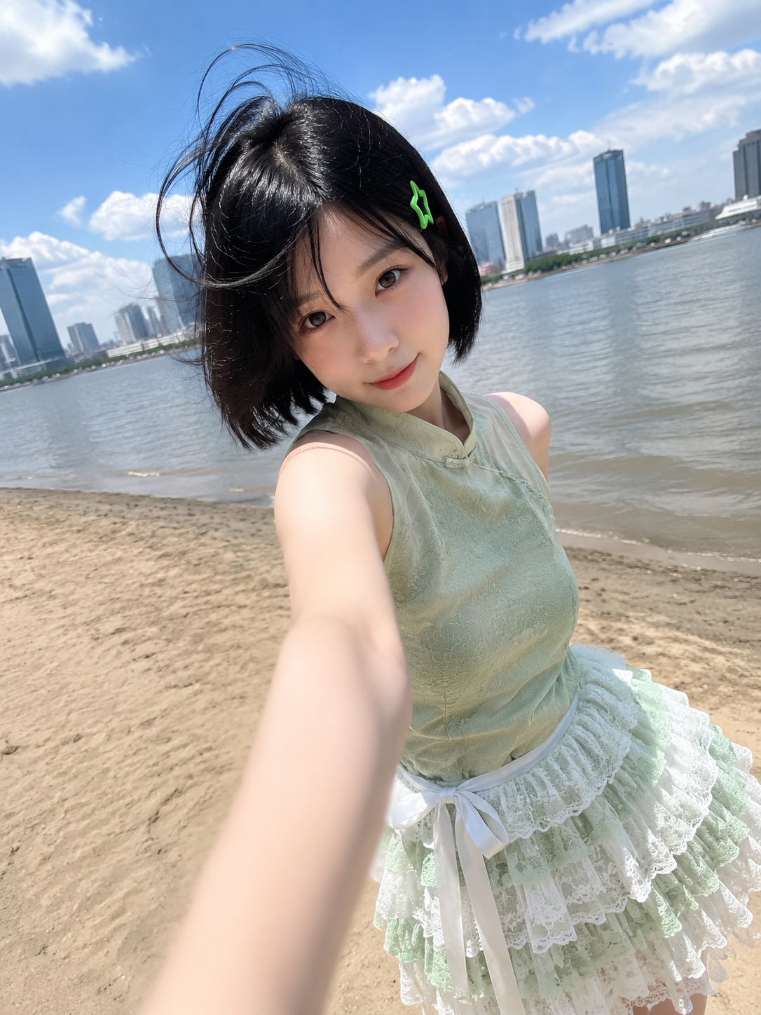 城市江滩沙滩动态抓拍自拍，黑色波波短发少女