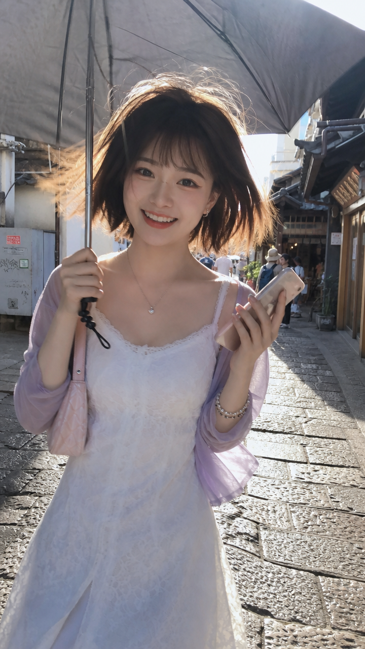 一位23岁左右的成年短发女生，云南古城街边晴天抓…