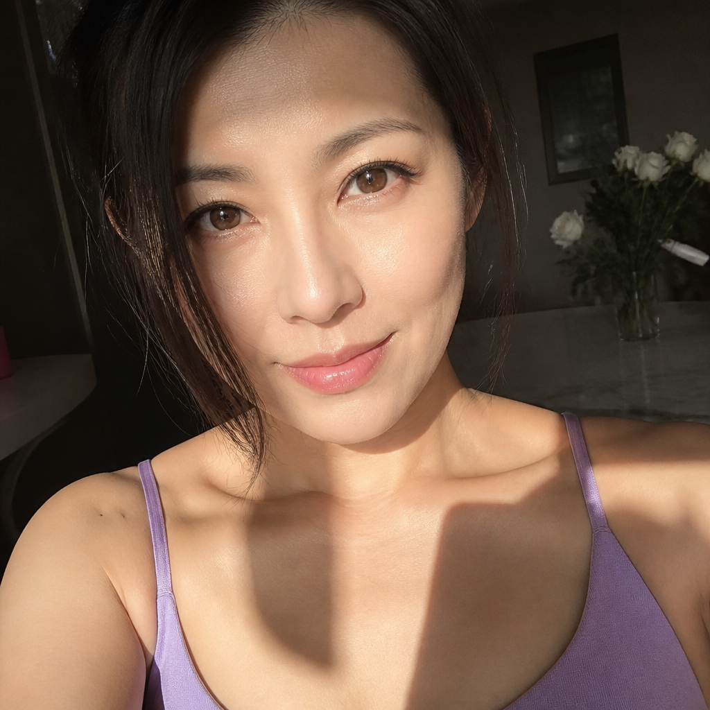 自拍，脸部特写，妈妈。紫色吊带衫。顶级光影运用