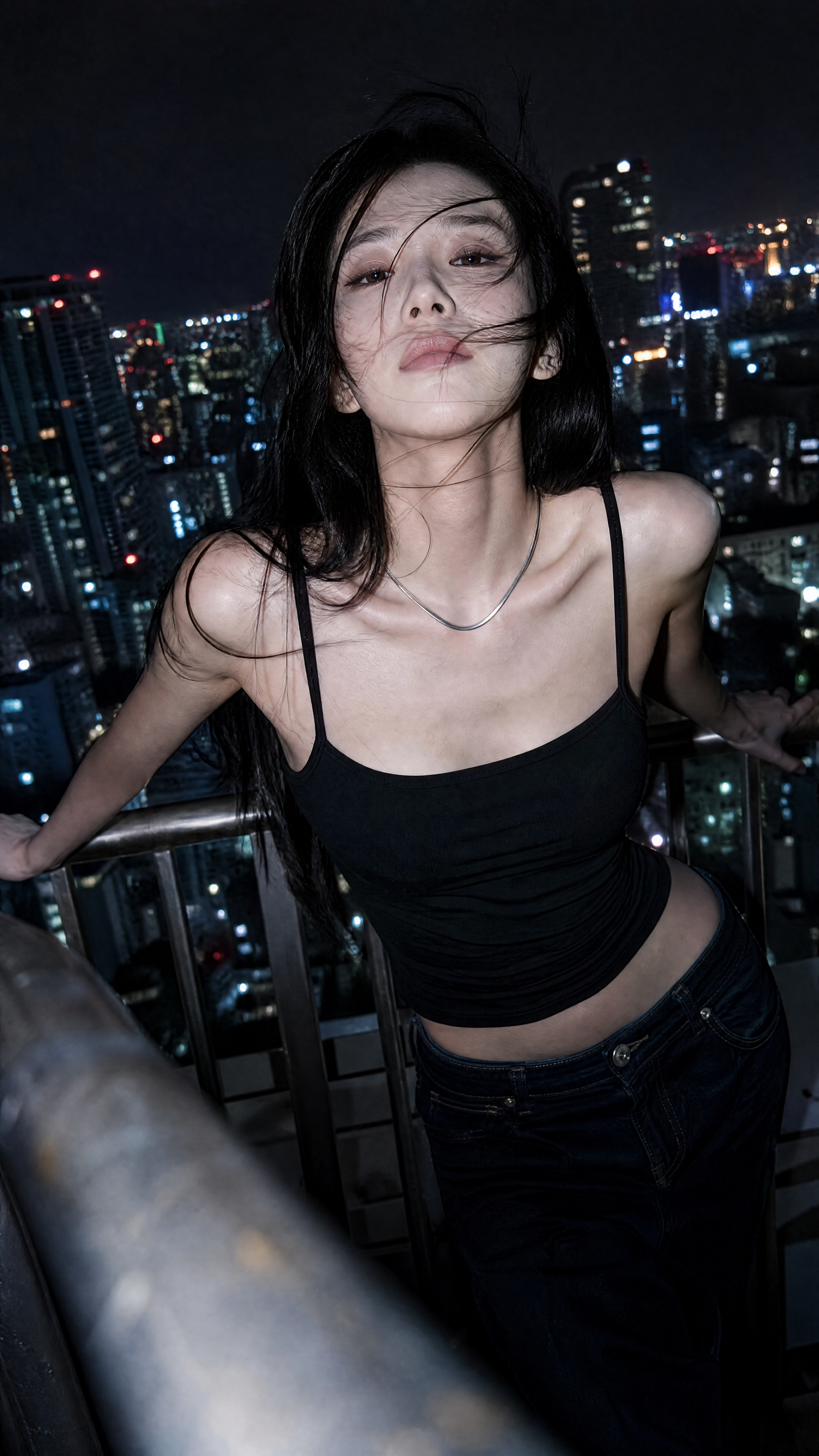 9:16 竖幅，CCD 数码卡片机机顶直闪，深夜…