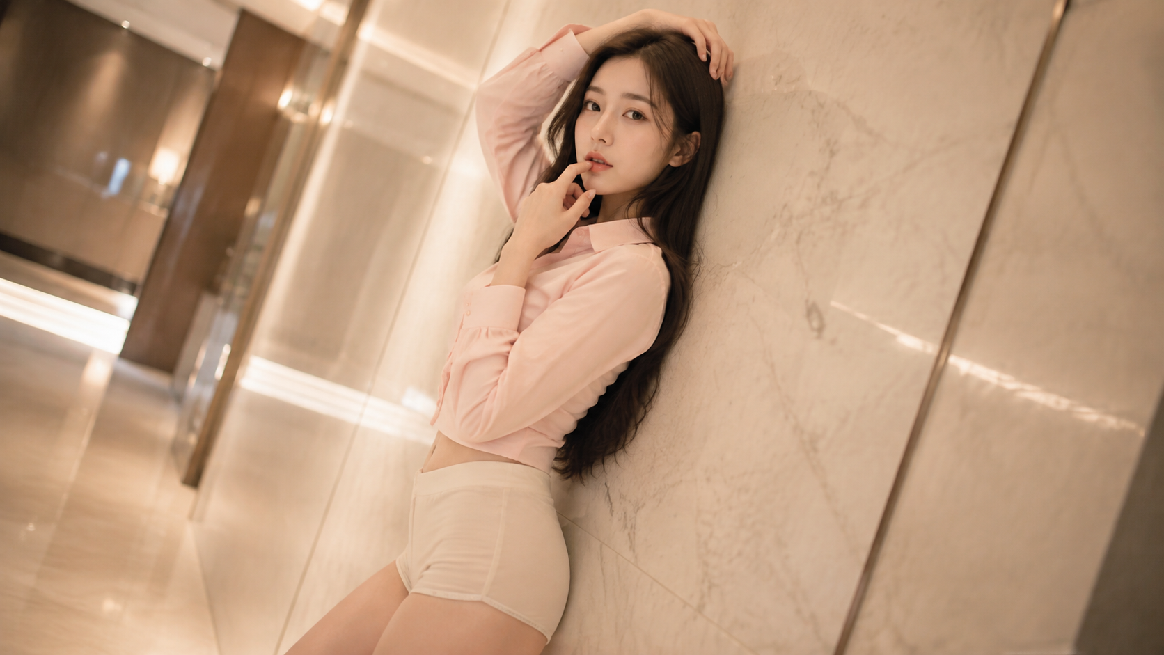 一位20多岁的年轻成年东亚女性侧身倚靠在现代高级…