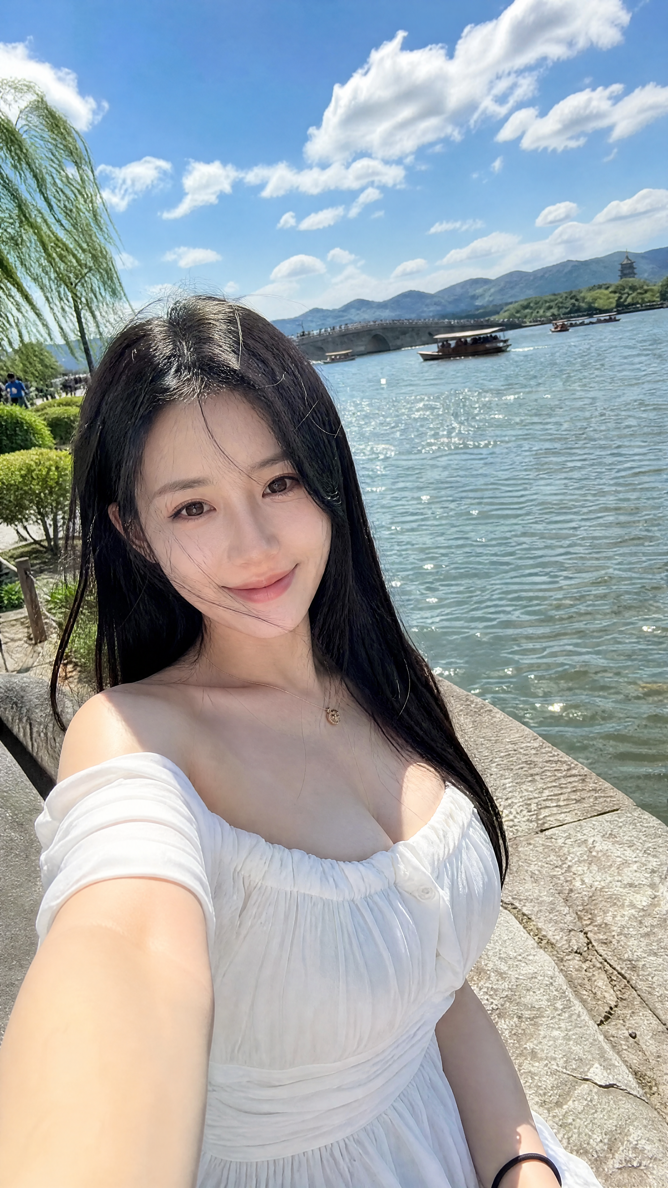 【杭州西湖 · 湖畔手机自拍】 照片级真实手机摄…