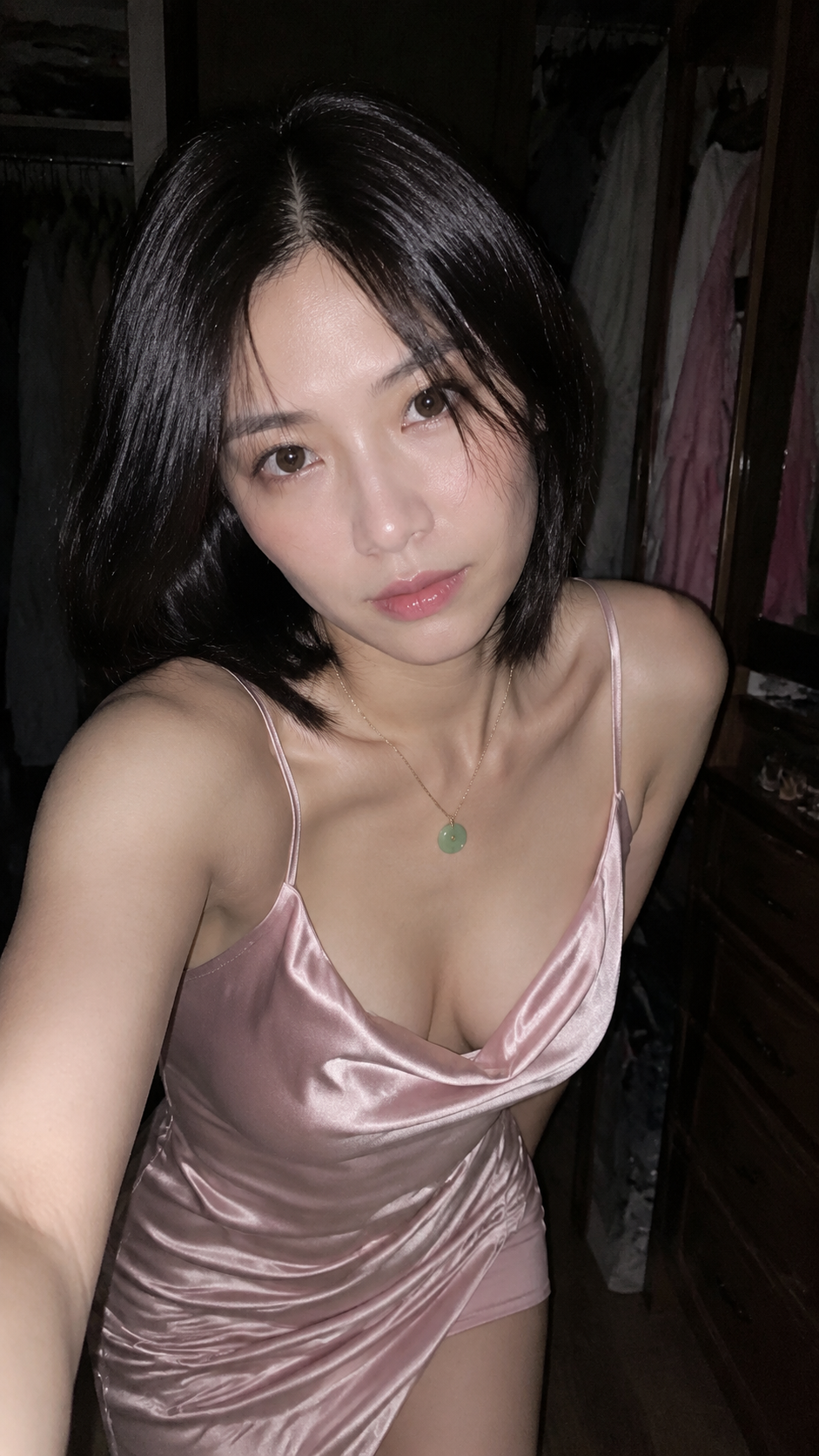 写实手机摄影风格，真实生活自拍感，竖版卧室镜前/…