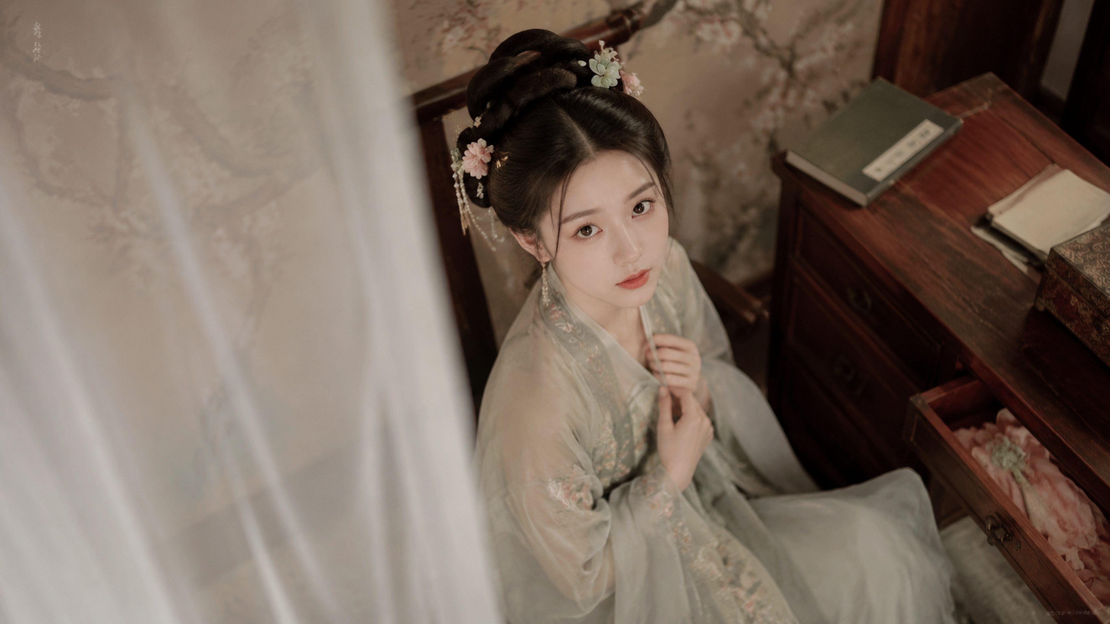 真实摄影风格画面，一名年轻成年中国女性坐在古风室…